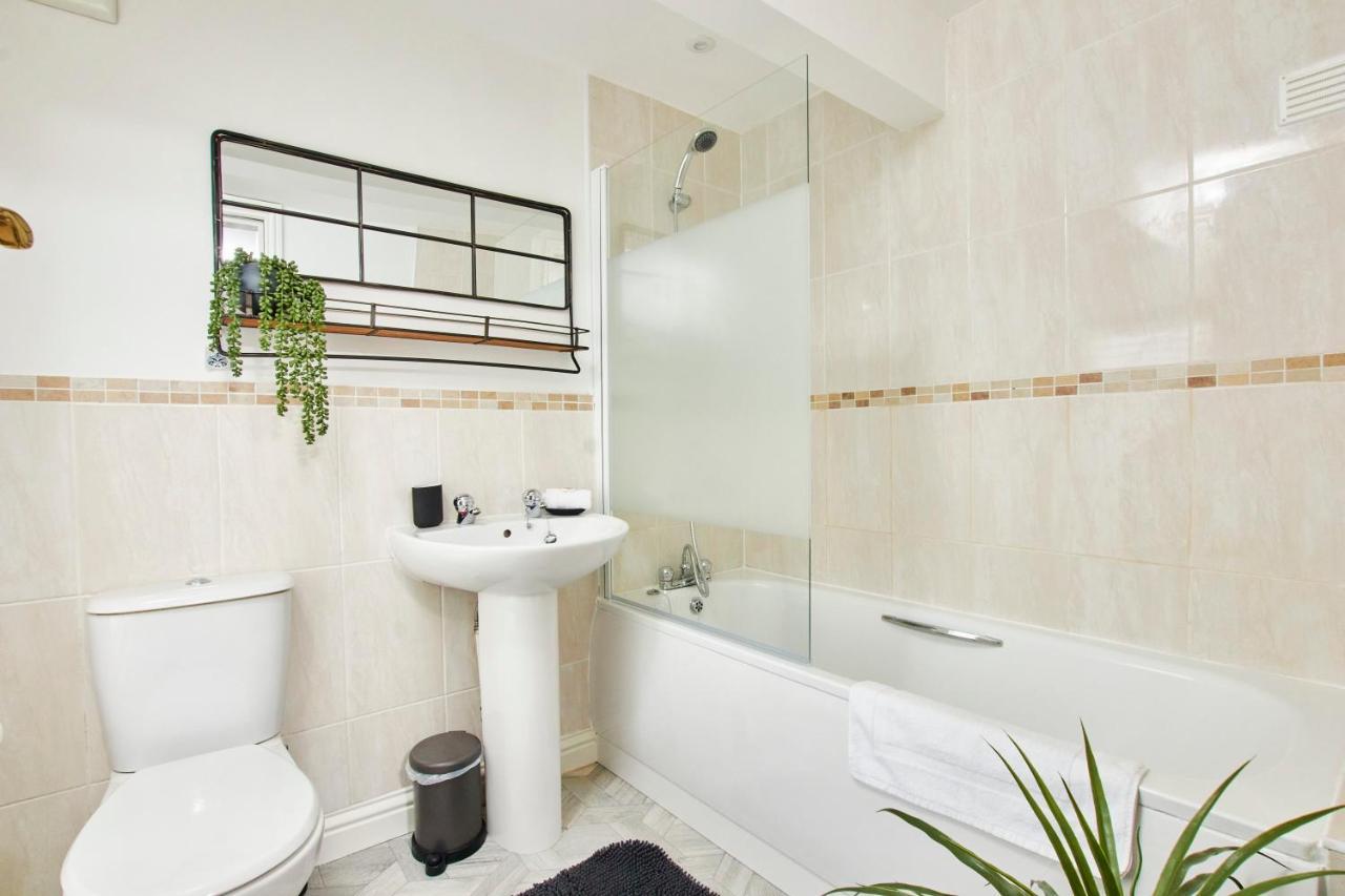 Delven House, Apartment 5 - Self Check-In, Self-Catering Serviced Apartment For East Midlands Airport 캐슬 도닝턴 외부 사진