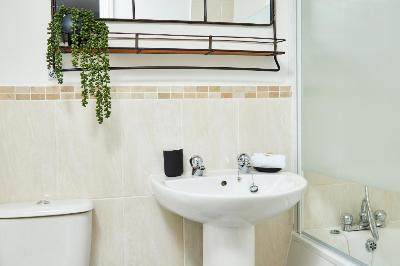 Delven House, Apartment 5 - Self Check-In, Self-Catering Serviced Apartment For East Midlands Airport 캐슬 도닝턴 외부 사진
